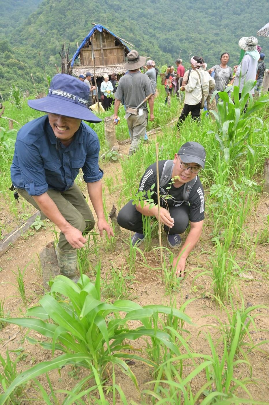 Two planters smiling on the slope